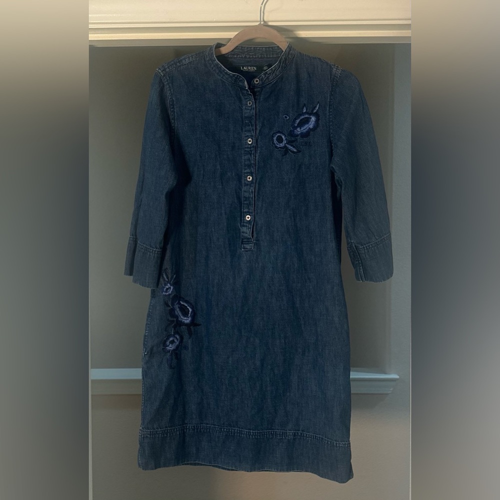 Lauren‎ Ralph Lauren Flower Embroidered Denim Distressed
Shift Dress Pockets 8.